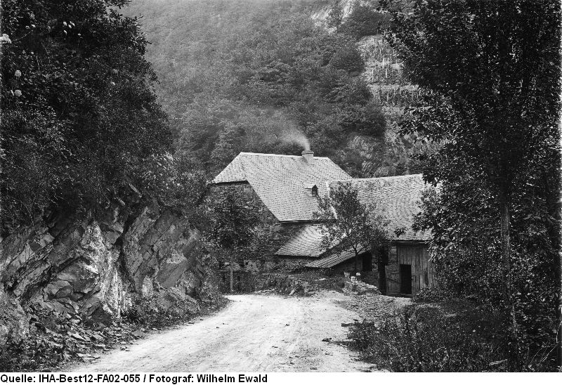 Mühlengebäude vor 1910   Ansicht von Süden, bachabwärts