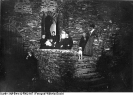 Alken, Burg Thurant, Familienfoto auf Treppe